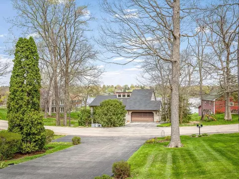 Exterior - 548 Baintree Rd, Lake Summerset, IL 61019 photo 5 of 30