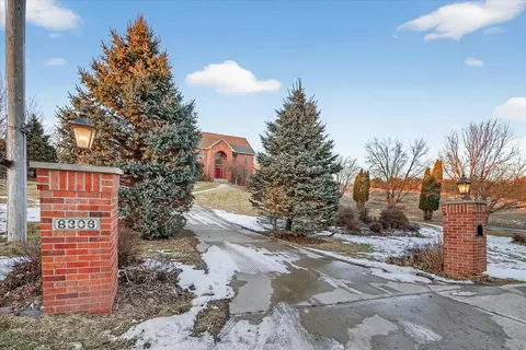 8306 E Crockett Rd, Roscoe, IL 61073 photo 2