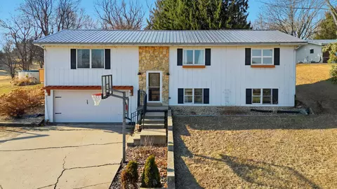 13831 Prairie Center Rd, Morrison, IL 61270