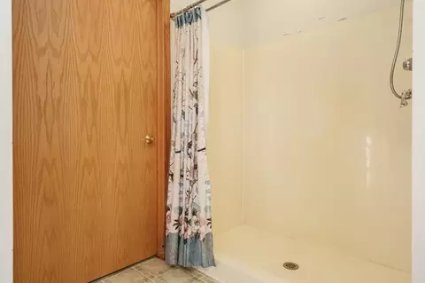 Bath - 19905 State Line Rd, Harvard, IL 60033 photo 4 of 5