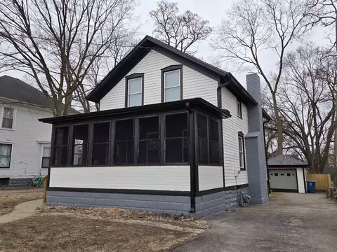 313 W 6th St, Dixon, IL 61021