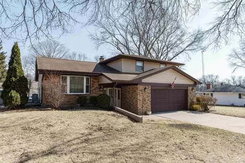 2214 Pinedrop Pkwy, Rockford, IL 61108