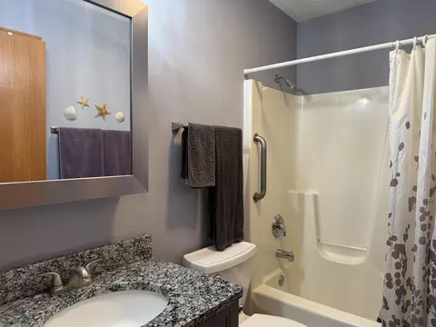 Bath - 633 Park View St, Pecatonica, IL 61063 photo 3 of 7