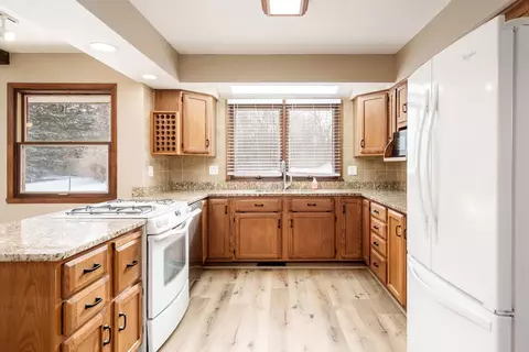 Kitchen - 6747 Lynnhurst Ln, Roscoe, IL 61073 photo 6 of 9