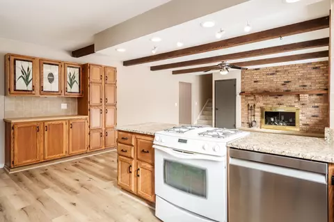 Kitchen - 6747 Lynnhurst Ln, Roscoe, IL 61073 photo 9 of 9