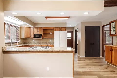 Kitchen - 6747 Lynnhurst Ln, Roscoe, IL 61073 photo 2 of 9