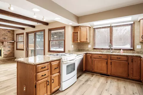 Kitchen - 6747 Lynnhurst Ln, Roscoe, IL 61073 photo 7 of 9