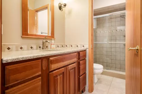 Bath - 6747 Lynnhurst Ln, Roscoe, IL 61073 photo 2 of 5