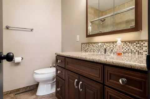 Bath - 6747 Lynnhurst Ln, Roscoe, IL 61073 photo 4 of 5