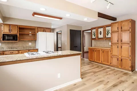 Kitchen - 6747 Lynnhurst Ln, Roscoe, IL 61073 photo 3 of 9