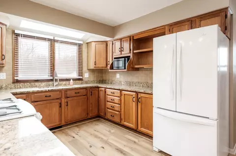 Kitchen - 6747 Lynnhurst Ln, Roscoe, IL 61073 photo 5 of 9