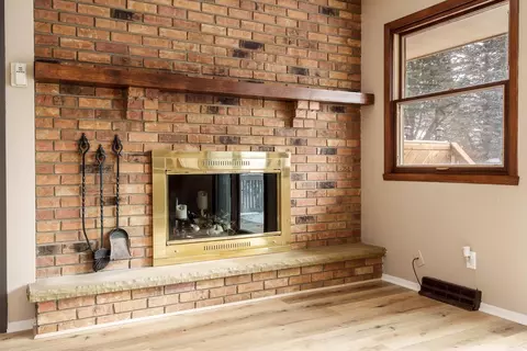 Living - 6747 Lynnhurst Ln, Roscoe, IL 61073 photo 9 of 13