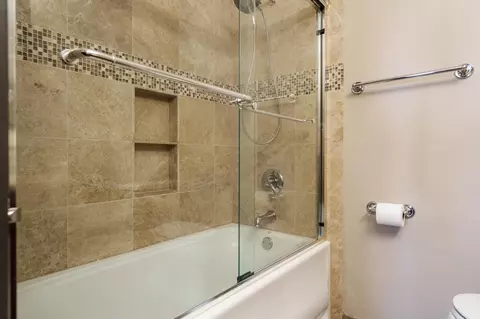 Bath - 6747 Lynnhurst Ln, Roscoe, IL 61073 photo 5 of 5