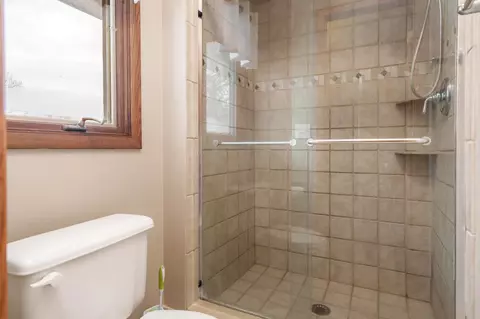Bath - 6747 Lynnhurst Ln, Roscoe, IL 61073 photo 3 of 5