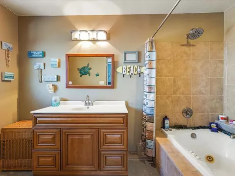 Bath - 585 Knollwood Dr, Lake Summerset, IL 61019 photo 1 of 2