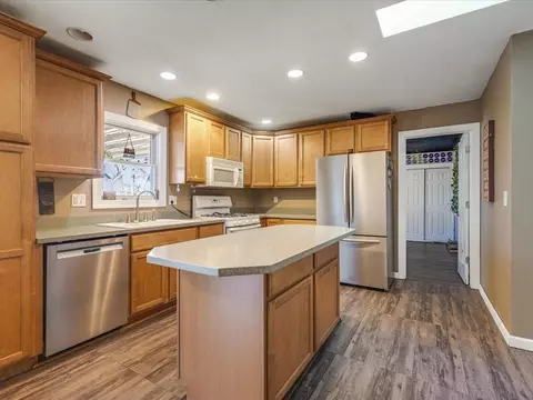 Kitchen - 585 Knollwood Dr, Lake Summerset, IL 61019 photo 1 of 4