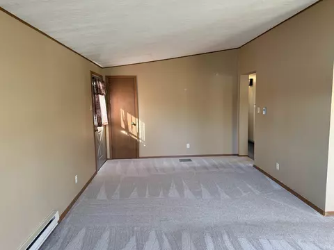 Living - 2173 Eagle Dr, Freeport, IL 61032 photo 2 of 6