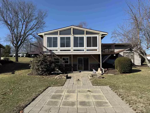 Exterior - 2173 Eagle Dr, Freeport, IL 61032 photo 6 of 7