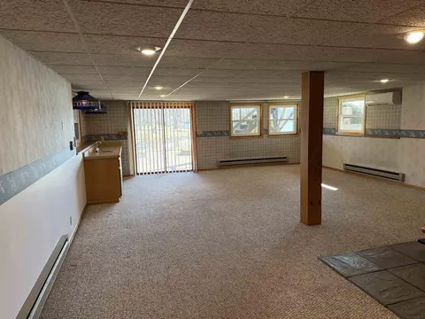 Living - 2173 Eagle Dr, Freeport, IL 61032 photo 4 of 6