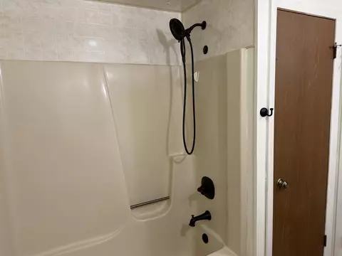 Bath - 2173 Eagle Dr, Freeport, IL 61032 photo 3 of 4