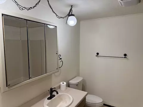 Bath - 2173 Eagle Dr, Freeport, IL 61032 photo 2 of 4