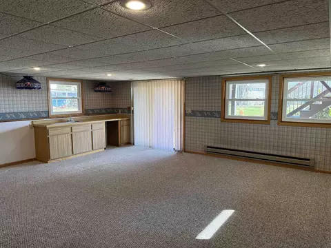 Living - 2173 Eagle Dr, Freeport, IL 61032 photo 5 of 6
