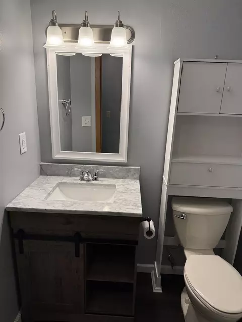 Bath - 2173 Eagle Dr, Freeport, IL 61032 photo 1 of 4