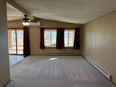 Living - 2173 Eagle Dr, Freeport, IL 61032 photo 3 of 6