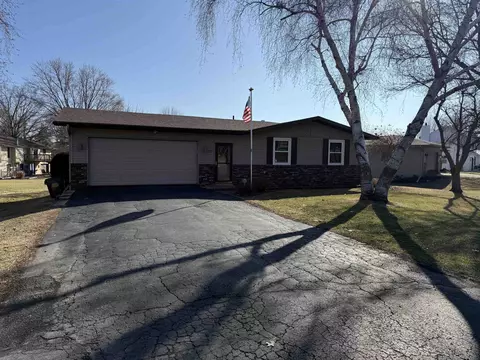 Exterior - 2173 Eagle Dr, Freeport, IL 61032 photo 2 of 7