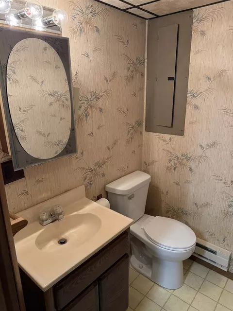 Bath - 2173 Eagle Dr, Freeport, IL 61032 photo 4 of 4
