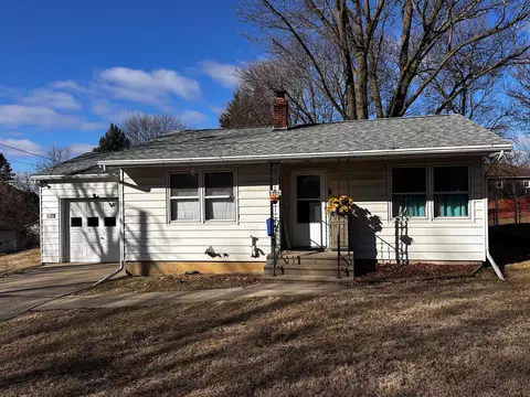 1718 S Cedar Ave, Freeport, IL 61032