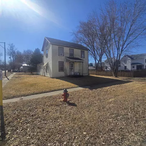 201 W 2nd St, Leaf River, IL 61047