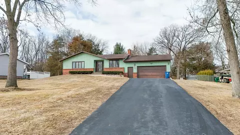 2235 Center Ln, Dixon, IL 61021