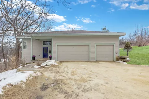 1 Waterford Dr, Galena, IL 61036
