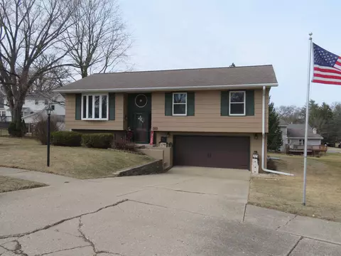 638 S Carthage Dr, Freeport, IL 61032