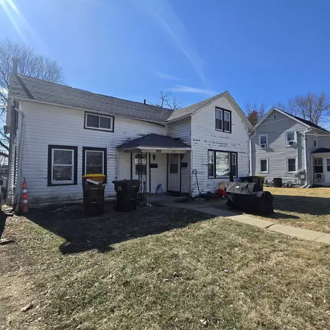 807-809 W Pleasant St, Freeport, IL 61032