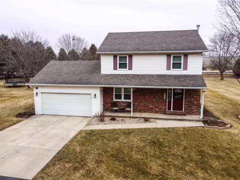 102 Windward Ln, Rochelle, IL 61068