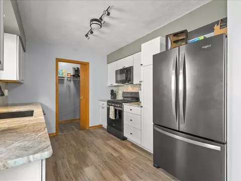Kitchen - 1101 Drexel Rd, Lake Summerset, IL 61019 photo 6 of 7