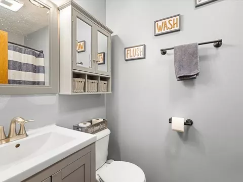Bath - 1101 Drexel Rd, Lake Summerset, IL 61019 photo 2 of 5