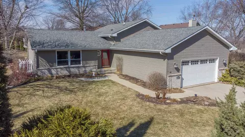 2210 Country Ct, Freeport, IL 61032