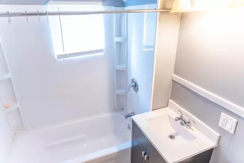 Bath - 302 E Prospect Ter, Freeport, IL 61032 photo 1 of 1