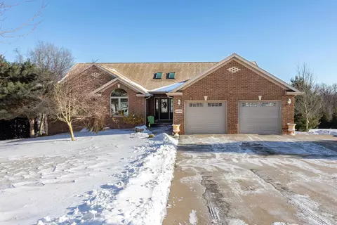 18694 W Michelle Ct, East Dubuque, IL 61025