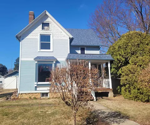 406 S Garfield St, Leaf River, IL 61047