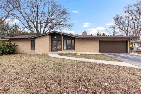 1303 Campus Hill Dr, Rockford, IL 61103