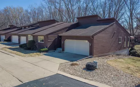 2917 Brookview Dr, Freeport, IL 61032