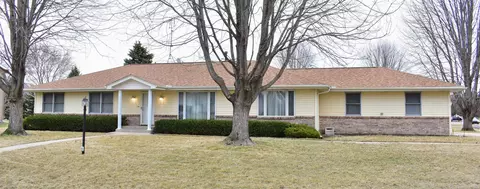 8405 Centaur Dr, Machesney Park, IL 61115