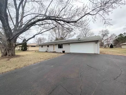 5790 Ada Dr, Roscoe, IL 61073 photo 2