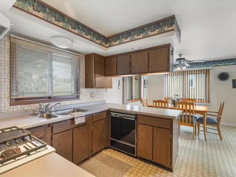 Kitchen - 840 Breckenboro Dr, Lake Summerset, IL 61019 photo 2 of 4