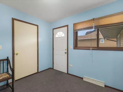 Entry Way - 840 Breckenboro Dr, Lake Summerset, IL 61019 photo 2 of 3