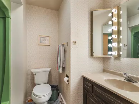 Bath - 840 Breckenboro Dr, Lake Summerset, IL 61019 photo 2 of 5